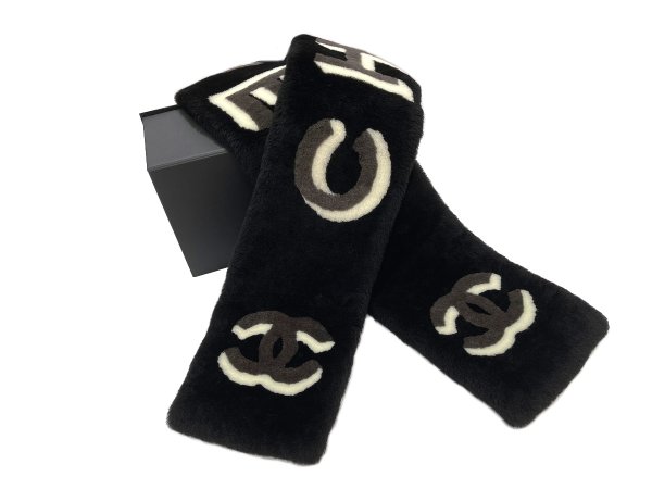 画像1: 【新品同様品】CHANEL シャネル ココマーク ロゴ ネックウォーマー ムートン×カシミア ブラック×グレー×ホワイト マフラー シープスキン 中古 マフラー ストール リアルファー ブランド 黒 白 ファッション レディース 女性用 プレゼント ギフト (1)