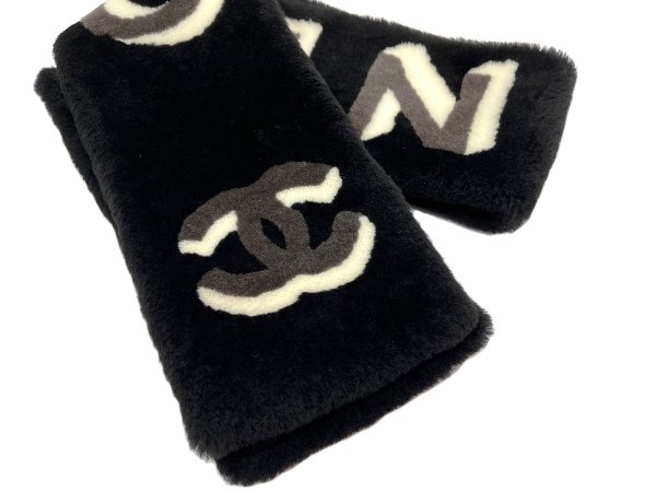 画像4: 【新品同様品】CHANEL シャネル ココマーク ロゴ ネックウォーマー ムートン×カシミア ブラック×グレー×ホワイト マフラー シープスキン 中古 マフラー ストール リアルファー ブランド 黒 白 ファッション レディース 女性用 プレゼント ギフト (4)