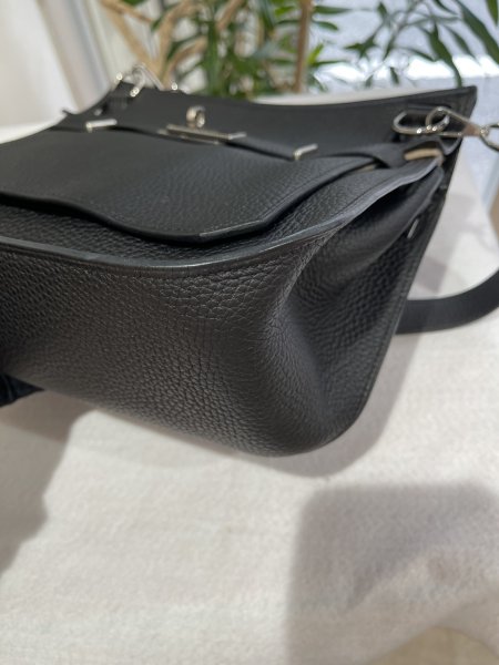 画像9: 【極美品】HERMES エルメス ジプシエール28 トリヨンクレマンス ブラック シルバー金具 O刻印□ 中古 ショルダーバッグ メッセンジャーバッグ 斜め掛け レディース 女性用 ブランド 本革 レザー カーフ 黒 希少 レア プレゼント ギフト バック (9)