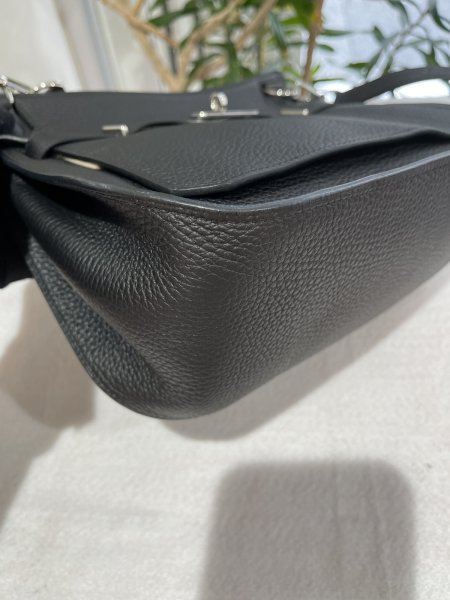 画像8: 【極美品】HERMES エルメス ジプシエール28 トリヨンクレマンス ブラック シルバー金具 O刻印□ 中古 ショルダーバッグ メッセンジャーバッグ 斜め掛け レディース 女性用 ブランド 本革 レザー カーフ 黒 希少 レア プレゼント ギフト バック (8)