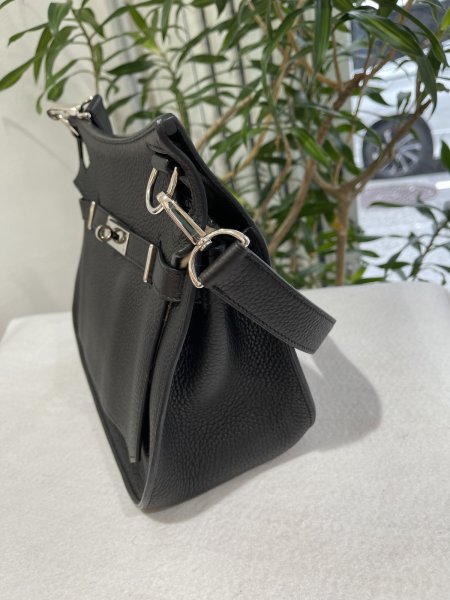 画像4: 【極美品】HERMES エルメス ジプシエール28 トリヨンクレマンス ブラック シルバー金具 O刻印□ 中古 ショルダーバッグ メッセンジャーバッグ 斜め掛け レディース 女性用 ブランド 本革 レザー カーフ 黒 希少 レア プレゼント ギフト バック (4)