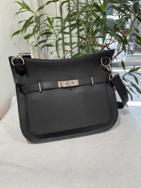 画像1: 【極美品】HERMES エルメス ジプシエール28 トリヨンクレマンス ブラック シルバー金具 O刻印□ 中古 ショルダーバッグ メッセンジャーバッグ 斜め掛け レディース 女性用 ブランド 本革 レザー カーフ 黒 希少 レア プレゼント ギフト バック (1)