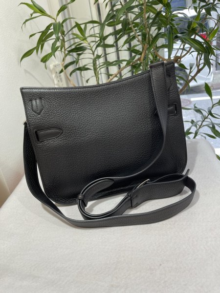 画像2: 【極美品】HERMES エルメス ジプシエール28 トリヨンクレマンス ブラック シルバー金具 O刻印□ 中古 ショルダーバッグ メッセンジャーバッグ 斜め掛け レディース 女性用 ブランド 本革 レザー カーフ 黒 希少 レア プレゼント ギフト バック (2)