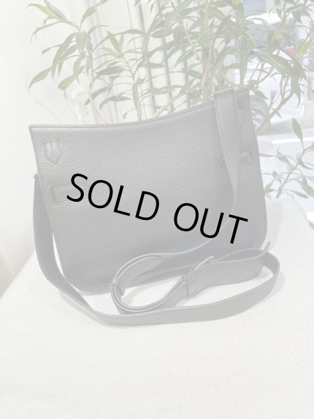 画像2: 【極美品】HERMES エルメス ジプシエール28 トリヨンクレマンス ブラック シルバー金具 O刻印□ 中古 ショルダーバッグ メッセンジャーバッグ 斜め掛け レディース 女性用 ブランド 本革 レザー カーフ 黒 希少 レア プレゼント ギフト バック (2)