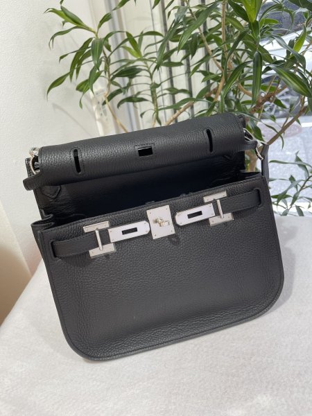 画像5: 【極美品】HERMES エルメス ジプシエール28 トリヨンクレマンス ブラック シルバー金具 O刻印□ 中古 ショルダーバッグ メッセンジャーバッグ 斜め掛け レディース 女性用 ブランド 本革 レザー カーフ 黒 希少 レア プレゼント ギフト バック (5)
