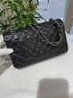 画像2: 【美品】CHANEL シャネルA01112 マトラッセ 25 チェーンショルダー キャビアスキン ブラック シルバー金具 Wフラップ 13番台 中古 ハンドバッグ ショルダーバッグ ダブルフラップ レディース 女性用 黒 ブランド レザー カーフ 希少 レア プレゼント ギフト バック (2)