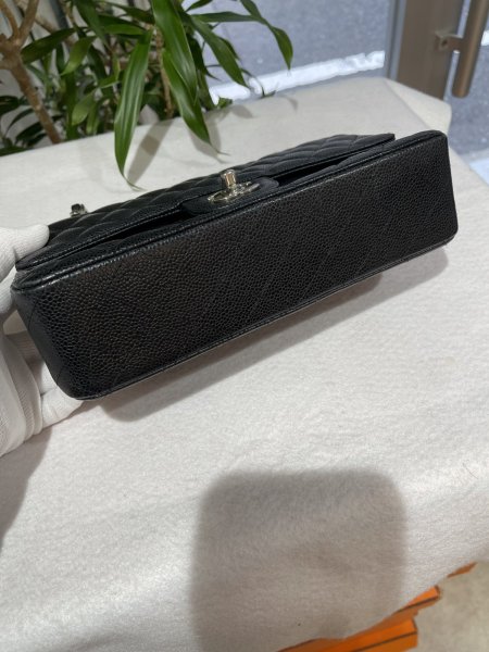 画像4: 【美品】CHANEL シャネルA01112 マトラッセ 25 チェーンショルダー キャビアスキン ブラック シルバー金具 Wフラップ 13番台 中古 ハンドバッグ ショルダーバッグ ダブルフラップ レディース 女性用 黒 ブランド レザー カーフ 希少 レア プレゼント ギフト バック (4)