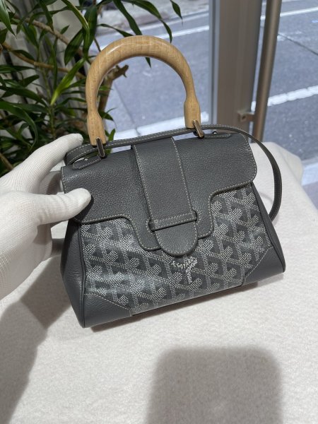 画像1: 【美品】Goyard ゴヤール サイゴン ミニ 2WAY ハンドバッグ ヘリンボーン PVCコーティングキャンバス×レザー グレー シルバー金具 中古 ハンドバッグ ショルダーバッグ 2WAYバッグ レディース 女性用 ブランド 黒 希少 レア プレゼント バック (1)