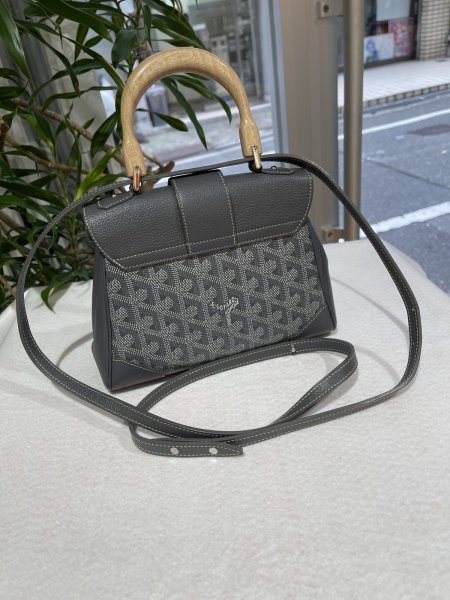 画像2: 【美品】Goyard ゴヤール サイゴン ミニ 2WAY ハンドバッグ ヘリンボーン PVCコーティングキャンバス×レザー グレー シルバー金具 中古 ハンドバッグ ショルダーバッグ 2WAYバッグ レディース 女性用 ブランド 黒 希少 レア プレゼント バック (2)