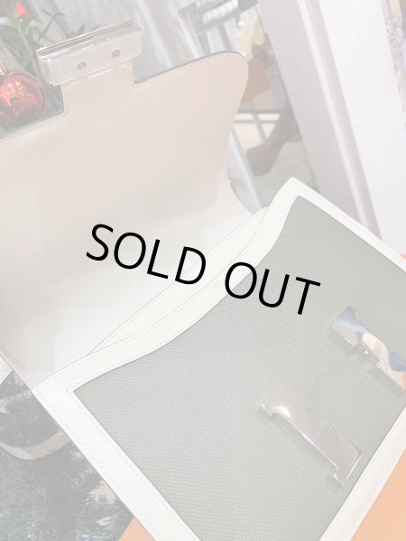 画像3: 【新品同様品】HERMES エルメス コンスタンス 3 24 トワルアッシュベルリンヌ×スイフト クレ×ベールティシアン シルバー金具 Z刻印 中古 ショルダーバッグ ハンドバッグ レディース 女性用 ブランド ベージュ 本革 レザー カーフ 希少 レア プレゼント ギフト バック (3)