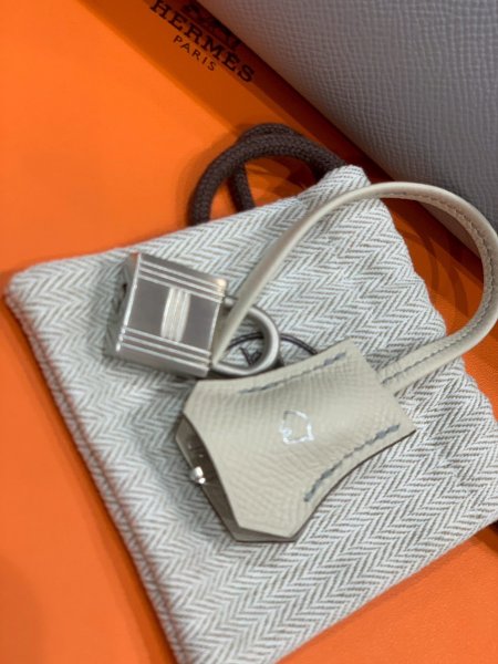 画像6: 【新品】【未使用品】HERMES エルメス バーキン 25 セリエ パーソナルオーダー ヴォーエプソン ブルーグラシエ×クレ マットシルバー金具 W刻印 外縫い ハンドバッグ レディース 女性用 本革 レザー カーフ ブランド ホワイト 希少 レア プレゼント ギフト バック (6)