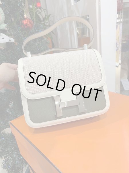 画像1: 【新品同様品】HERMES エルメス コンスタンス 3 24 トワルアッシュベルリンヌ×スイフト クレ×ベールティシアン シルバー金具 Z刻印 中古 ショルダーバッグ ハンドバッグ レディース 女性用 ブランド ベージュ 本革 レザー カーフ 希少 レア プレゼント ギフト バック (1)