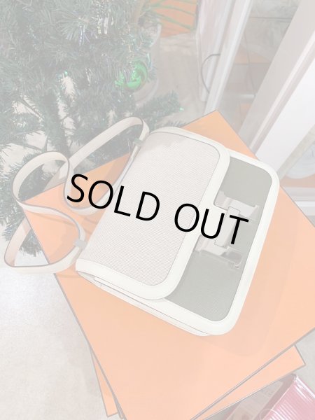 画像2: 【新品同様品】HERMES エルメス コンスタンス 3 24 トワルアッシュベルリンヌ×スイフト クレ×ベールティシアン シルバー金具 Z刻印 中古 ショルダーバッグ ハンドバッグ レディース 女性用 ブランド ベージュ 本革 レザー カーフ 希少 レア プレゼント ギフト バック (2)