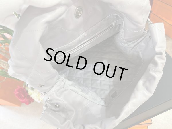 画像8: 【極美品】CHANEL シャネル AS3260 CHANEL 22 スモール ハンドバッグ シャイニーカーフスキン グレー マットシルバー金具 ランダムプレート 中古 ショルダーバッグ 2WAYバッグ レディース 女性用 ブランド 本革 レザー 希少 レア プレゼント ギフト バック (8)