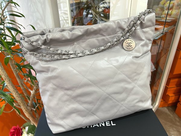 画像2: 【極美品】CHANEL シャネル AS3260 CHANEL 22 スモール ハンドバッグ シャイニーカーフスキン グレー マットシルバー金具 ランダムプレート 中古 ショルダーバッグ 2WAYバッグ レディース 女性用 ブランド 本革 レザー 希少 レア プレゼント ギフト バック (2)