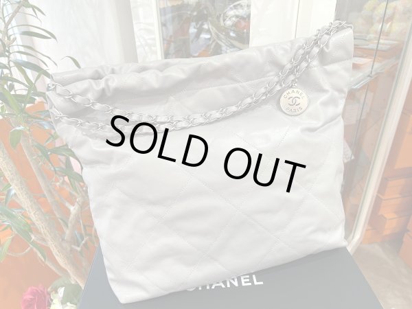 画像2: 【極美品】CHANEL シャネル AS3260 CHANEL 22 スモール ハンドバッグ シャイニーカーフスキン グレー マットシルバー金具 ランダムプレート 中古 ショルダーバッグ 2WAYバッグ レディース 女性用 ブランド 本革 レザー 希少 レア プレゼント ギフト バック (2)