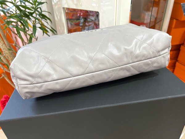画像4: 【極美品】CHANEL シャネル AS3260 CHANEL 22 スモール ハンドバッグ シャイニーカーフスキン グレー マットシルバー金具 ランダムプレート 中古 ショルダーバッグ 2WAYバッグ レディース 女性用 ブランド 本革 レザー 希少 レア プレゼント ギフト バック (4)