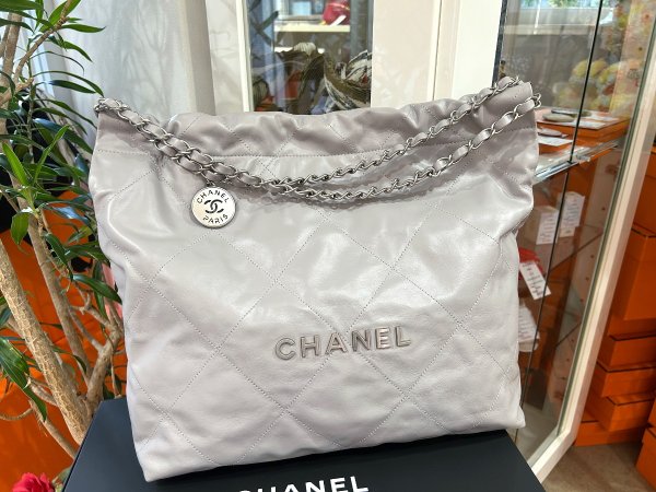 画像1: 【極美品】CHANEL シャネル AS3260 CHANEL 22 スモール ハンドバッグ シャイニーカーフスキン グレー マットシルバー金具 ランダムプレート 中古 ショルダーバッグ 2WAYバッグ レディース 女性用 ブランド 本革 レザー 希少 レア プレゼント ギフト バック (1)