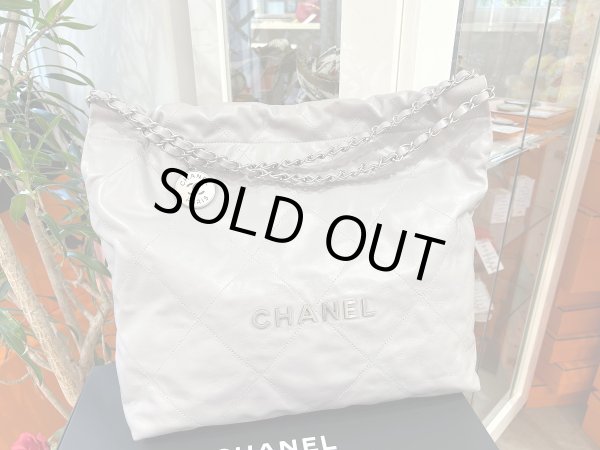 画像1: 【極美品】CHANEL シャネル AS3260 CHANEL 22 スモール ハンドバッグ シャイニーカーフスキン グレー マットシルバー金具 ランダムプレート 中古 ショルダーバッグ 2WAYバッグ レディース 女性用 ブランド 本革 レザー 希少 レア プレゼント ギフト バック (1)