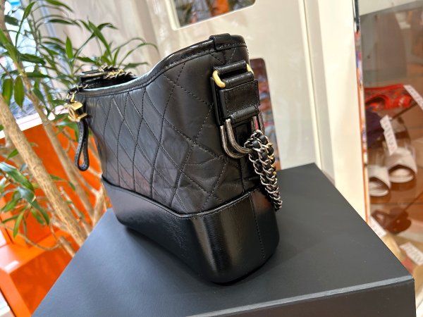 画像4: 【新品同様品】CHANEL シャネル AS1521 ガブリエル ドゥ ホーボー ショルダーバッグ エイジドカーフスキン ブラック ゴールド×シルバー金具 29番台 中古 ハンドバッグ 2WAYバッグ レディース 女性用 黒 ブランド レザー 希少 レア プレゼント ギフト バック (4)