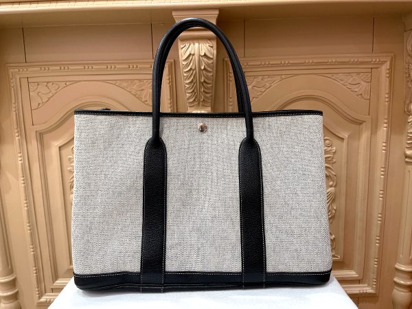 画像1: 【美品】HERMES エルメス ガーデンパーティ 36 PM ボルデュック トワルアッシュ×ブッフル グレー シルバー金具 リボン柄 2006年限定 中古 ハンドバッグ トートバッグ レディース 女性用 本革 レザー ブラック ブランド 黒 希少 レア プレゼント ギフト バック (1)