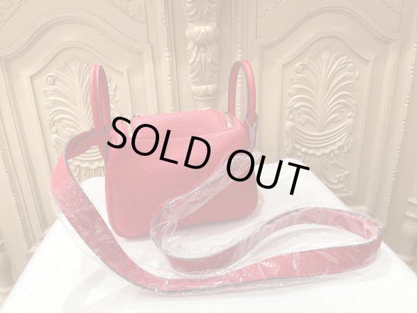 画像2: 【新品同様品】【未使用品】HERMES エルメス リンディ ミニ 20 トリヨンクレマンス ルージュクー ゴールド金具 D刻印 レッド ハンドバッグ ショルダーバッグ 2WAYバッグ レディース 女性用 ブランド 赤 本革 レザー カーフ 希少 レア プレゼント ギフト バック (2)