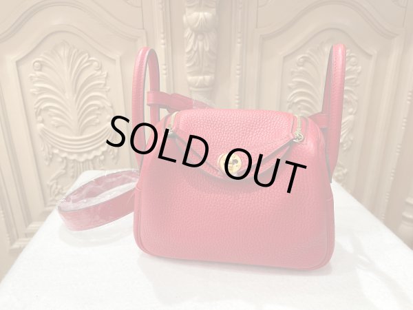 画像3: 【新品同様品】【未使用品】HERMES エルメス リンディ ミニ 20 トリヨンクレマンス ルージュクー ゴールド金具 D刻印 レッド ハンドバッグ ショルダーバッグ 2WAYバッグ レディース 女性用 ブランド 赤 本革 レザー カーフ 希少 レア プレゼント ギフト バック (3)