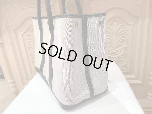 画像4: 【美品】HERMES エルメス ガーデンパーティ 36 PM ボルデュック トワルアッシュ×ブッフル グレー シルバー金具 リボン柄 2006年限定 中古 ハンドバッグ トートバッグ レディース 女性用 本革 レザー ブラック ブランド 黒 希少 レア プレゼント ギフト バック (4)