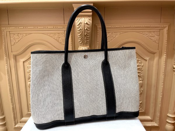 画像2: 【美品】HERMES エルメス ガーデンパーティ 36 PM ボルデュック トワルアッシュ×ブッフル グレー シルバー金具 リボン柄 2006年限定 中古 ハンドバッグ トートバッグ レディース 女性用 本革 レザー ブラック ブランド 黒 希少 レア プレゼント ギフト バック (2)