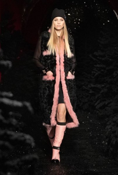 画像1: 【新品】【未使用品】AW 新作 CHANEL シャネル P71746 C63182 NF590 ココマーク シアリング ロングベスト 36 シアリングラムスキン ブラック×ピンク CC 21K アウター コート ファッション レディース 女性用 ブランド プレゼント ギフト (1)