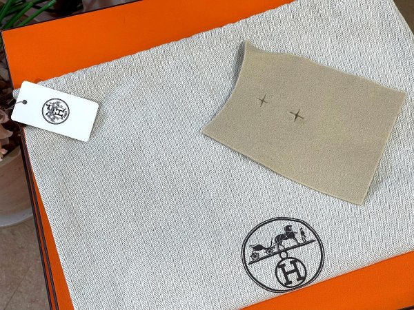 画像9: 【新品同様品】【未使用品】HERMES エルメス リンディ ミニ 20 トリヨンクレマンス ルージュクー ゴールド金具 D刻印 レッド ハンドバッグ ショルダーバッグ 2WAYバッグ レディース 女性用 ブランド 赤 本革 レザー カーフ 希少 レア プレゼント ギフト バック (9)