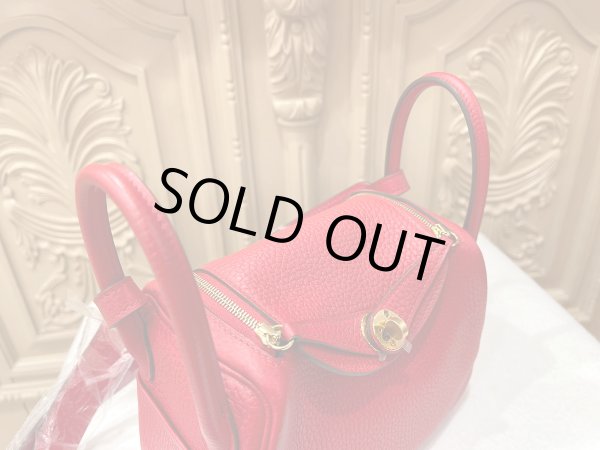 画像6: 【新品同様品】【未使用品】HERMES エルメス リンディ ミニ 20 トリヨンクレマンス ルージュクー ゴールド金具 D刻印 レッド ハンドバッグ ショルダーバッグ 2WAYバッグ レディース 女性用 ブランド 赤 本革 レザー カーフ 希少 レア プレゼント ギフト バック (6)