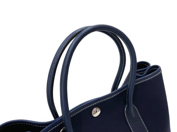 画像4: 【美品】HERMES エルメス ガーデンパーティ 30 TPM トワルオフィシエ×ブッフル ブルーインディゴ シルバー金具 I刻印□ ネイビー 中古 ハンドバッグ トートバッグ 2WAYバッグ レディース 女性用 本革 レザー ブランド 紺色 希少 レア プレゼント バック (4)