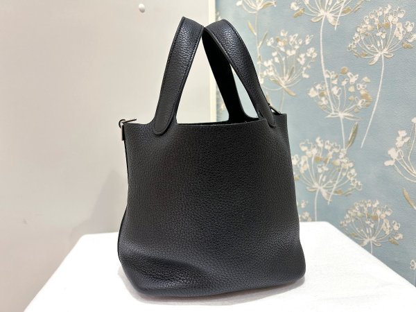 画像2: 【美品】HERMES エルメス ピコタンロック 18 PM トリヨンクレマンス ブラック シルバー金具 D刻印 中古 ハンドバッグ レディース 女性用 ブランド 黒 本革 レザー カーフ 希少 レア プレゼント ギフト バック (2)