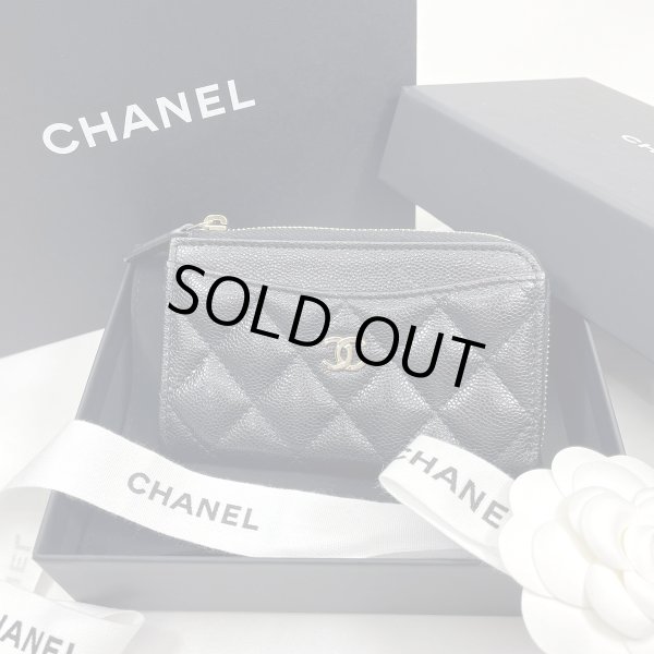 画像1: 【新品】【未使用品】CHANEL シャネル AP3179 B10583 C3906 マトラッセ クラシック ジップ カードケース グレインド カーフスキン ブラック ゴールド金具 26S 財布 コインケース 名刺入れ レディース 女性用 ブランド 本革 レザー 黒 希少 レア プレゼント ギフト (1)