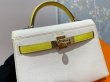 画像4: 【新品】【未使用品】HERMES エルメス ミニケリー 2 パーソナルオーダー シェブルミゾル クレ×ライム シャンパンゴールド金具 W刻印 シェーブル ハンドバッグ ショルダーバッグ 2WAYバッグ レディース 女性用 本革 レザー カーフ ブランド 希少 レア ギフト バック (4)