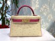 画像2: 【極美品】HERMES エルメス ミニケリー 2 パーソナルオーダー オーストリッチ ヴァニラ×ローズティリアン ゴールド金具 U刻印 中古 ハンドバッグ ショルダーバッグ 2WAYバッグ レディース 女性用 ブランド ピンク 本革 レザー 希少 レア プレゼント ギフト バック (2)