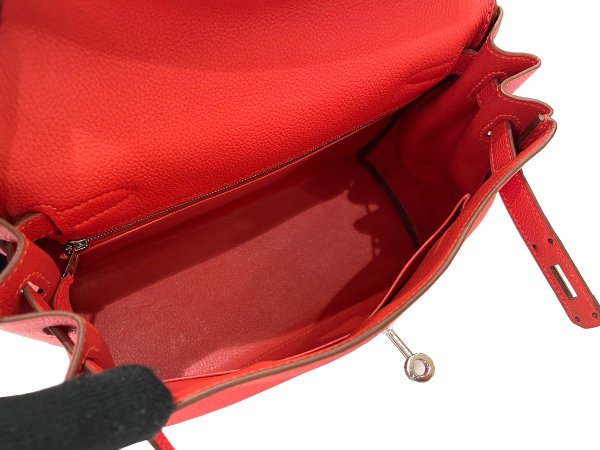 画像9: 【極美品】HERMES エルメス ケリー 28 内縫い トゴ ルージュピヴォワンヌ シルバー金具 C刻印 中古 ハンドバッグ ショルダーバッグ 2WAYバッグ レディース 女性用 ブランド ピンク ルージュ レッド 本革 レザー カーフ トリヨン 希少 レア プレゼント ギフト バック (9)