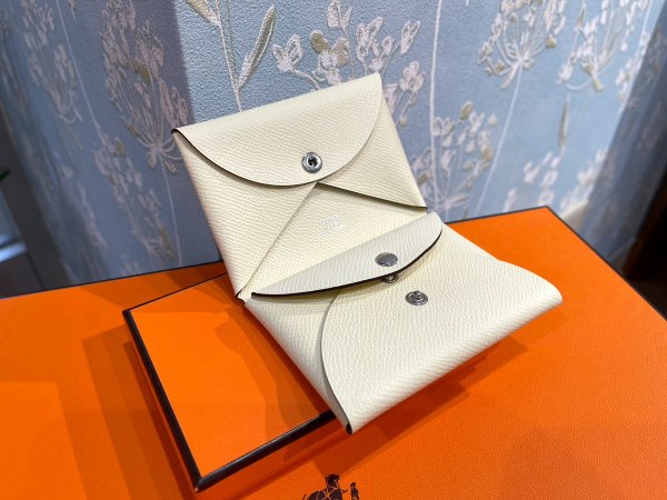 画像1: 【新品】【未使用品】HERMES エルメス カルヴィ デュオ コインケース ヴォーエプソン ナタ シルバー金具 B刻印 ミニ財布 カードケース パスケース 名刺入れ レディース 女性用 ブランド 本革 レザー オフホワイト アイボリー 希少 レア プレゼント ギフト (1)