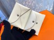 画像2: 【新品】【未使用品】HERMES エルメス カルヴィ デュオ コインケース ヴォーエプソン ナタ シルバー金具 B刻印 ミニ財布 カードケース パスケース 名刺入れ レディース 女性用 ブランド 本革 レザー オフホワイト アイボリー 希少 レア プレゼント ギフト (2)