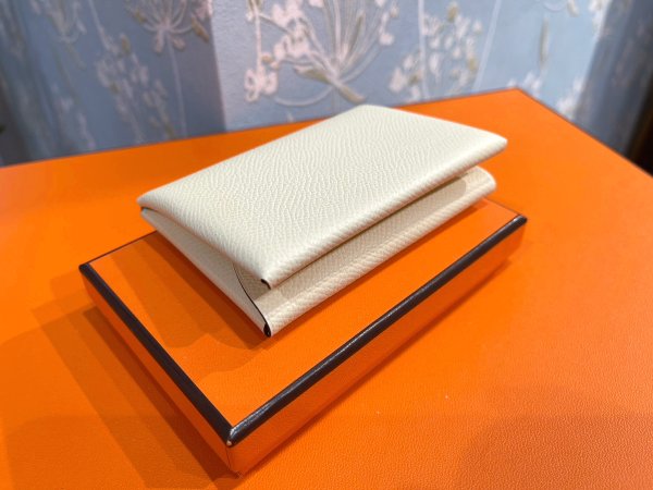 画像4: 【新品】【未使用品】HERMES エルメス カルヴィ デュオ コインケース ヴォーエプソン ナタ シルバー金具 B刻印 ミニ財布 カードケース パスケース 名刺入れ レディース 女性用 ブランド 本革 レザー オフホワイト アイボリー 希少 レア プレゼント ギフト (4)