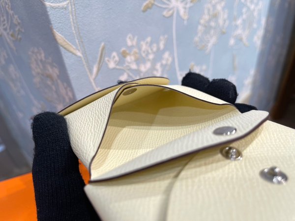 画像5: 【新品】【未使用品】HERMES エルメス カルヴィ デュオ コインケース ヴォーエプソン ナタ シルバー金具 B刻印 ミニ財布 カードケース パスケース 名刺入れ レディース 女性用 ブランド 本革 レザー オフホワイト アイボリー 希少 レア プレゼント ギフト (5)
