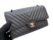画像4: 【新品同様品】CHANEL シャネル A01112 マトラッセ 25 チェーンショルダー シェブロン Vステッチ キャビアスキン ブラック シルバー金具 Wフラップ 25番台 中古 ハンドバッグ ショルダーバッグ ダブルフラップ レディース 女性用 ブランド レザー プレゼント バック (4)