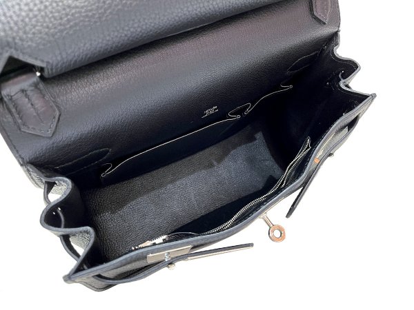 画像9: 【新品同様品】HERMES エルメス ジプシエール28 トリヨンクレマンス ブラック シルバー金具 N刻印□ 中古 ショルダーバッグ メッセンジャーバッグ 斜め掛け レディース 女性用 ブランド 本革 レザー カーフ 黒 希少 レア プレゼント ギフト バック (9)