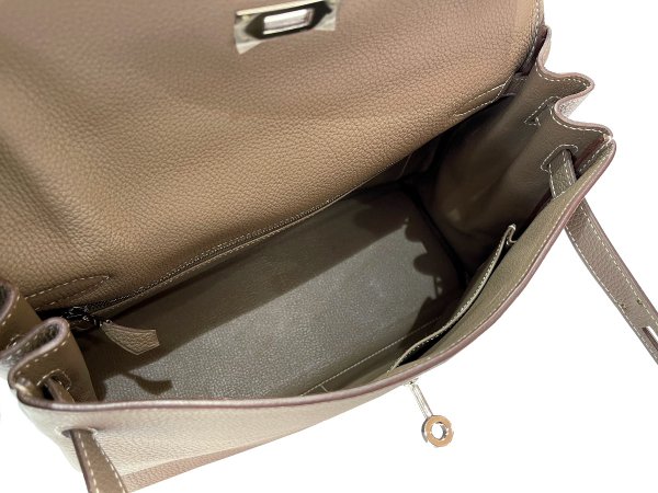 画像9: 【極美品】HERMES エルメス ケリー 32 内縫い トゴ エトゥープ シルバー金具 C刻 シルバー金具 R刻□ グレー 中古 ハンドバッグ ショルダーバッグ 2WAYバッグ レディース 女性用 ブランド グレージュ 本革 レザー カーフ 希少 レア プレゼント ギフト バック (9)