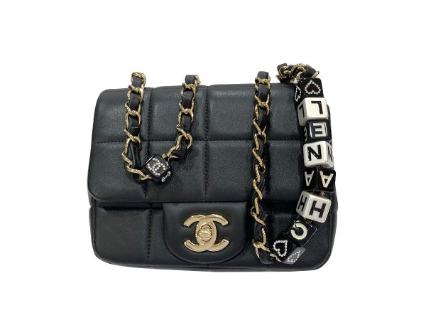 画像1: 【新品同様品】CHANEL シャネル AS1786 ミニ マトラッセ ロゴキューブ チェーンショルダー ラムスキン ブラック ゴールド金具 ランダムプレート 中古 ハンドバッグ ショルダーバッグ シングルフラップ レディース 女性用 ブランド 黒 レザー カーフ プレゼント バック (1)