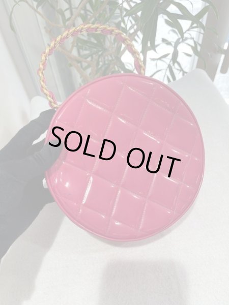 画像2: 【中古】CHANEL シャネル ココマーク ラウンドバニティ パテントレザー（エナメル）ピンク×ブラック ゴールド金具 ヴィンテージ ハンドバッグ 化粧用ポーチ レディース 女性用 ブランド 本革 希少 レア バック (2)