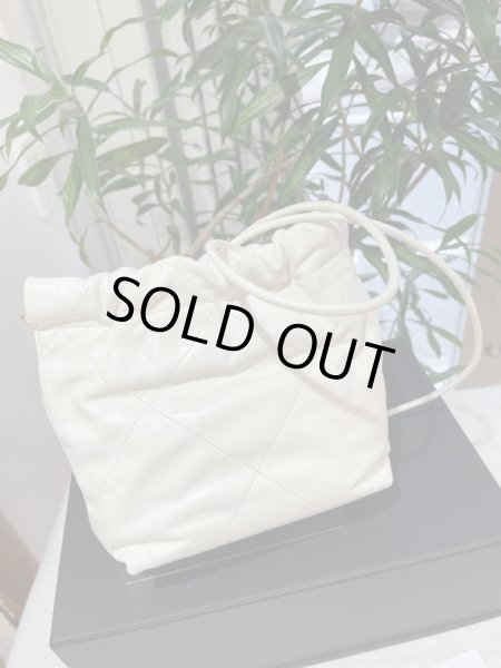 画像2: 【新品】【未使用品】2023 SS 新作 CHANEL シャネル AS3980 CHANEL 22 ミニハンドバッグ シャイニーカーフスキン ホワイト ゴールド金具 ショルダーバッグ 2WAYバッグ レディース 女性用 ブランド 本革 レザー 白 希少 レア プレゼント ギフト バック (2)