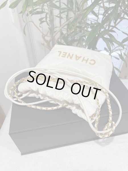 画像4: 【新品】【未使用品】2023 SS 新作 CHANEL シャネル AS3980 CHANEL 22 ミニハンドバッグ シャイニーカーフスキン ホワイト ゴールド金具 ショルダーバッグ 2WAYバッグ レディース 女性用 ブランド 本革 レザー 白 希少 レア プレゼント ギフト バック (4)