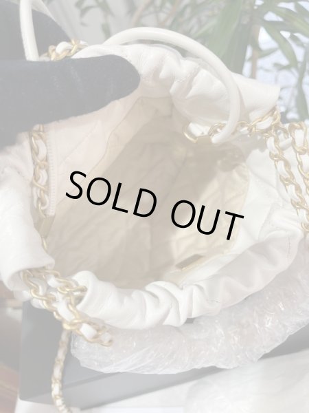 画像5: 【新品】【未使用品】2023 SS 新作 CHANEL シャネル AS3980 CHANEL 22 ミニハンドバッグ シャイニーカーフスキン ホワイト ゴールド金具 ショルダーバッグ 2WAYバッグ レディース 女性用 ブランド 本革 レザー 白 希少 レア プレゼント ギフト バック (5)